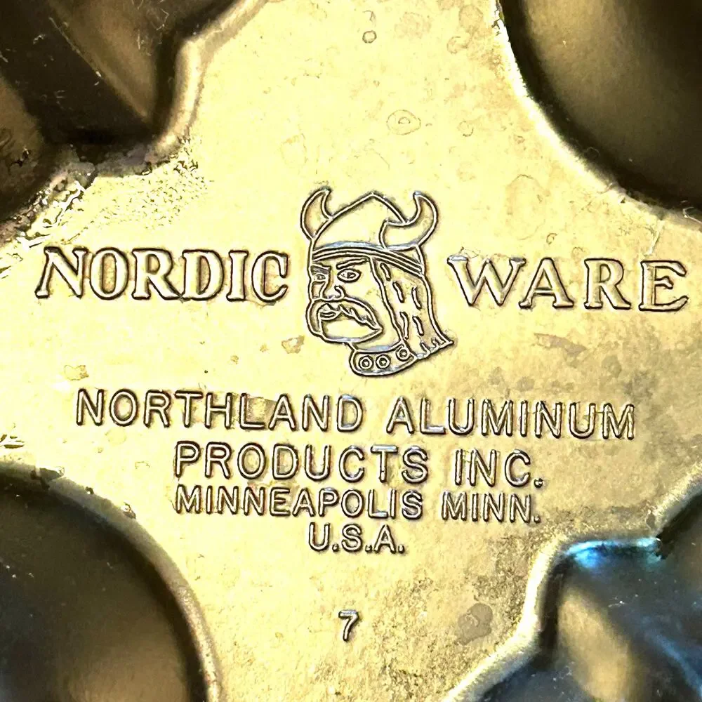 Nordic Ware Bundtlette 6 Muffin Mini Bundt Pan Made of Heavy Cast Aluminum GUC